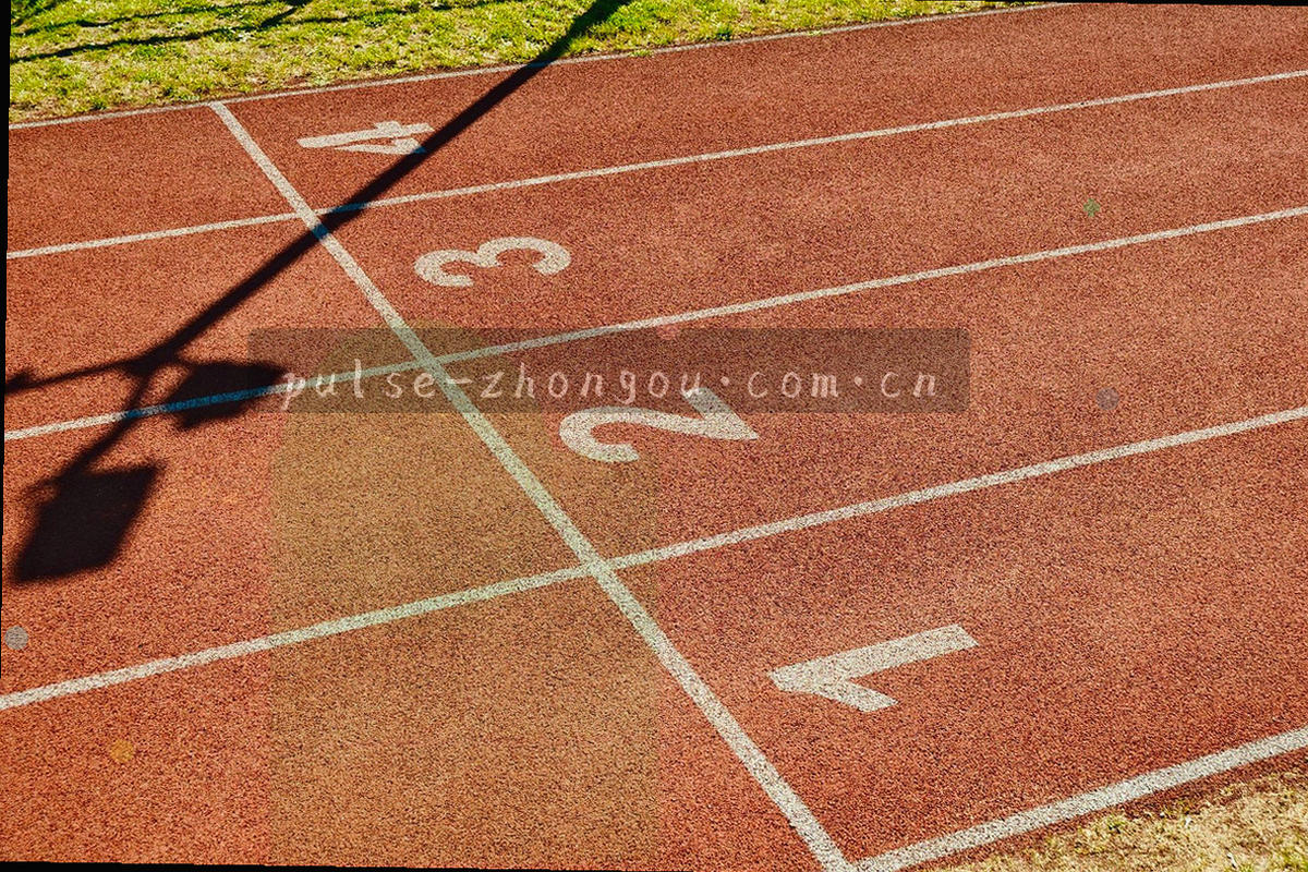 球员通道尽头透入灯光的低角度局部，画面无人物